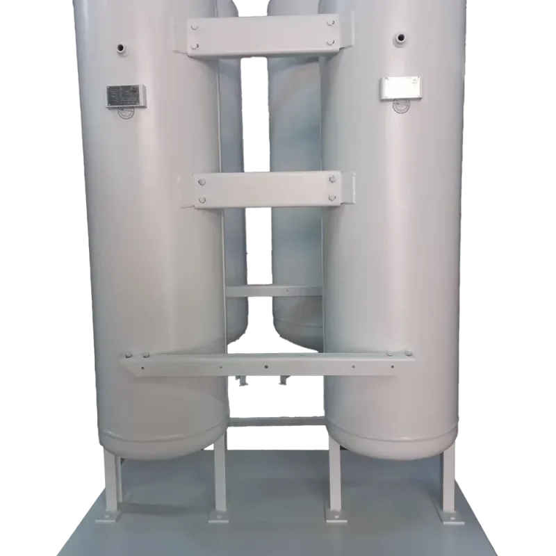 Endüstriyel alanda kullanılan, dikey konumlu yüksek basınçlı CO₂ tankı