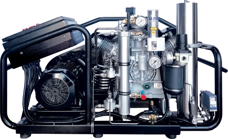 W32 Mariner yüksek basınç booster kompresör, paslanmaz gövdesiyle yüksek basınç hattına bağlı şekilde çalışırken