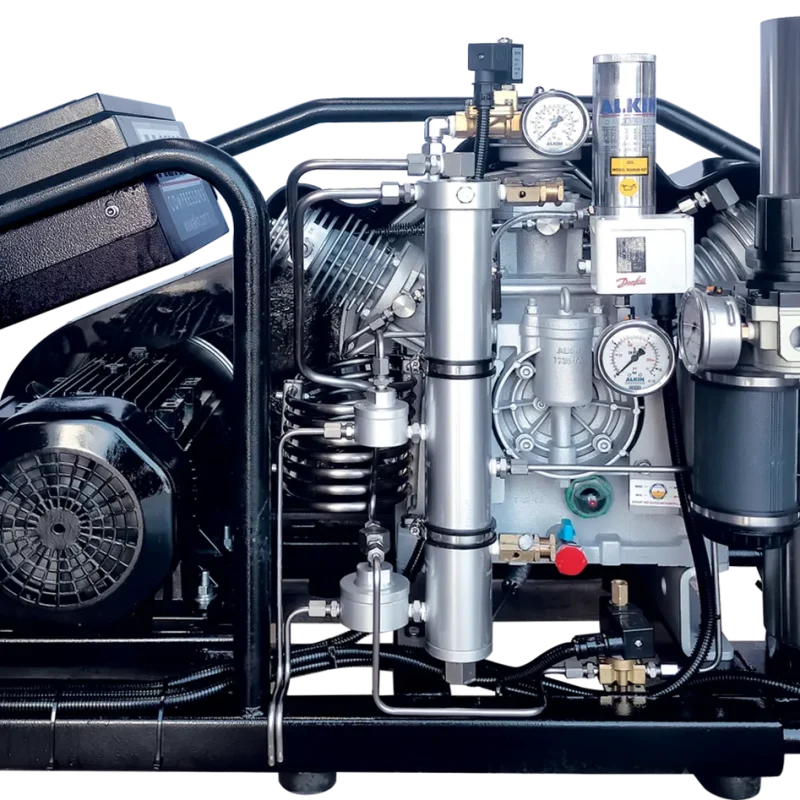 W32 Mariner yüksek basınç booster kompresör, paslanmaz gövdesiyle yüksek basınç hattına bağlı şekilde çalışırken