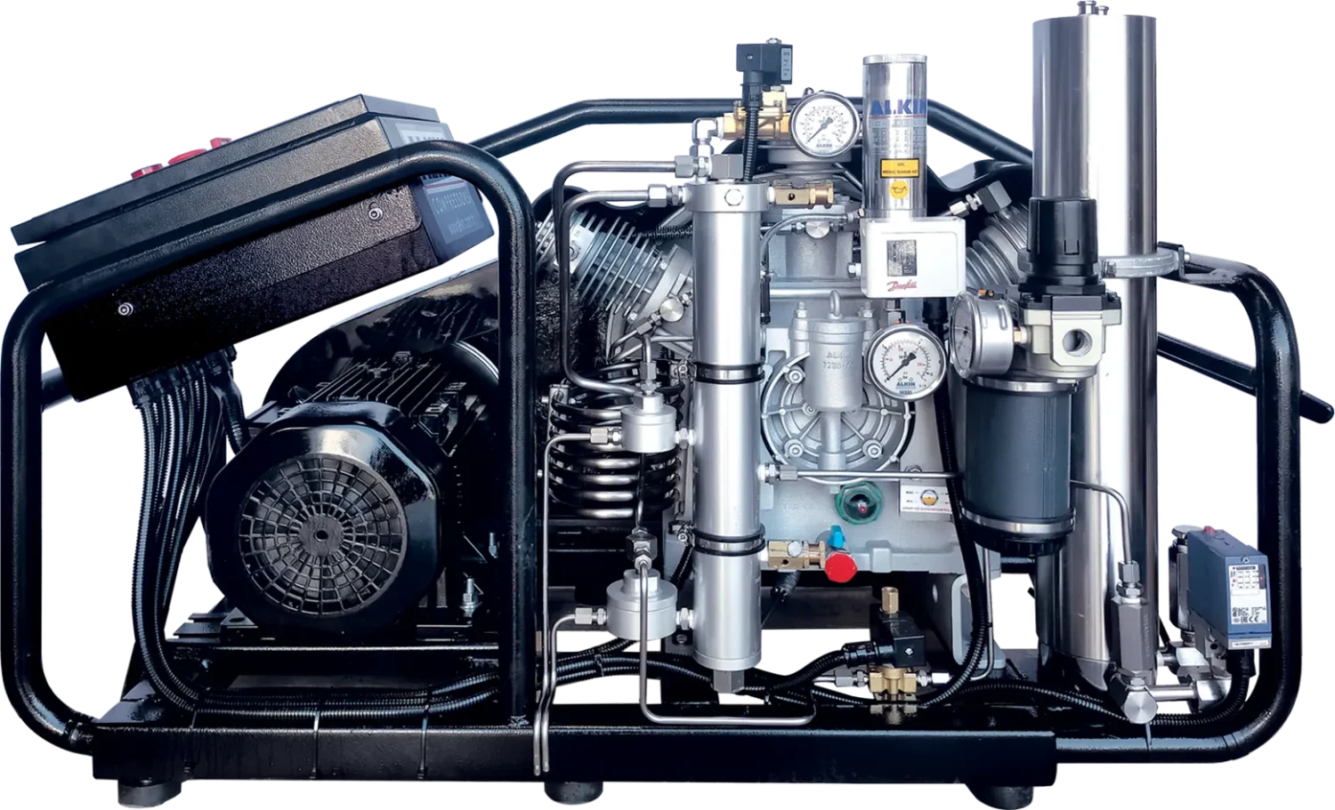 W32 Mariner yüksek basınç booster kompresör, paslanmaz gövdesiyle yüksek basınç hattına bağlı şekilde çalışırken