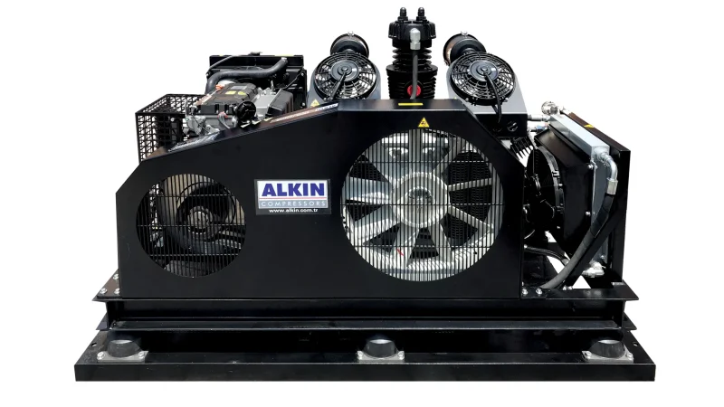 527 dizel kompresörün motor bölmesi ve teknik donanımı detaylı olarak gösterilmiş