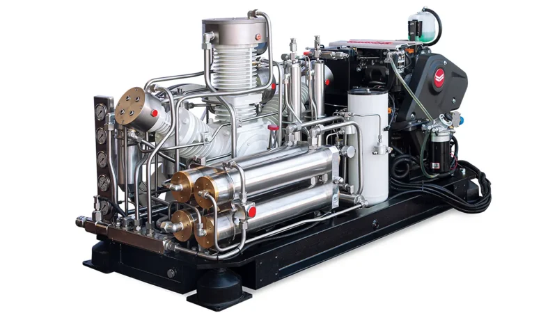 W4 dizel su soğutmalı kompresörün motor ve su soğutma bölümü detaylı şekilde görünmekte
