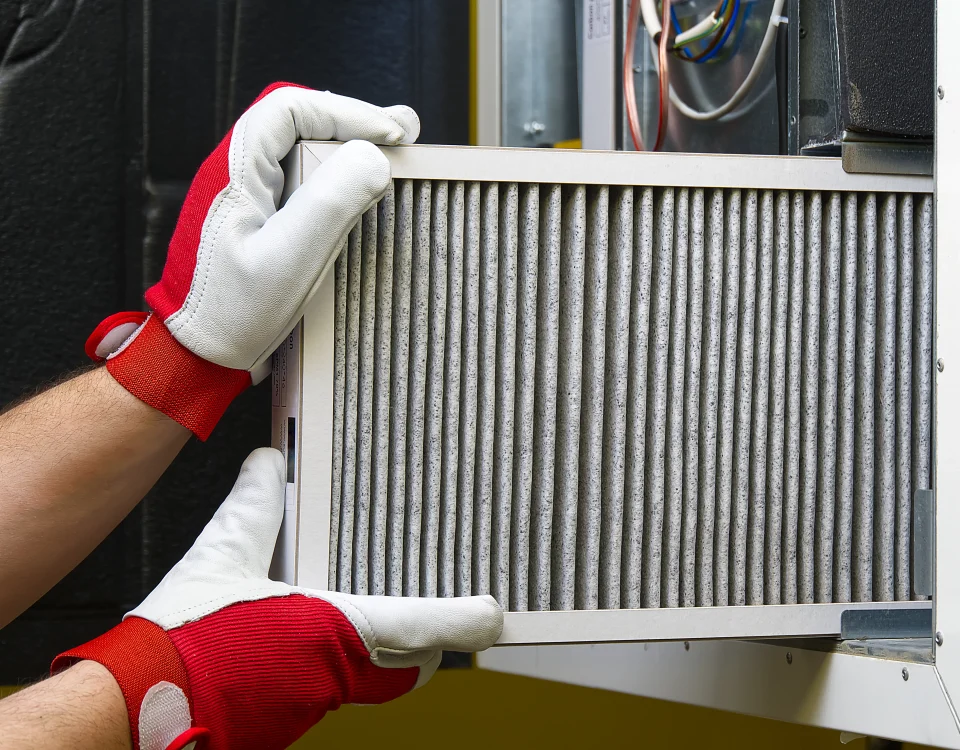 Radyatör/Fan Temizlik Protokolü: Termik Riskleri Azaltan Profesyonel Bakım Adımları 8 Tozlu radyatör filtresinin bakım sırasında çıkarılması