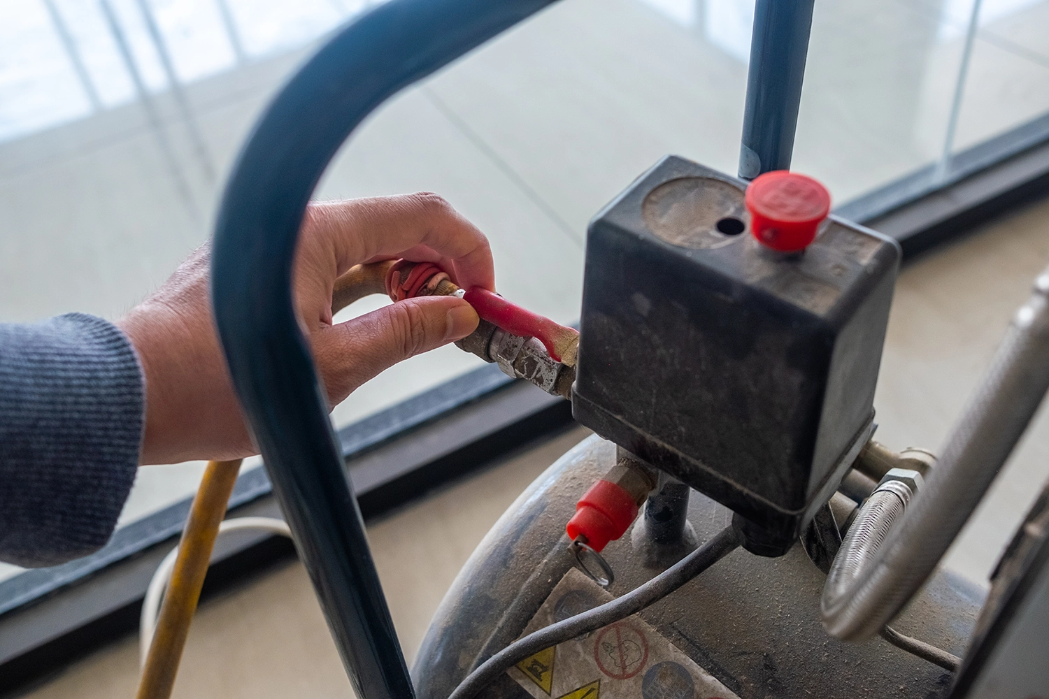 kompresör çalışıyor ama hava doldurmuyor hat kaçakları ve sistem bileşenleri genel görünüm